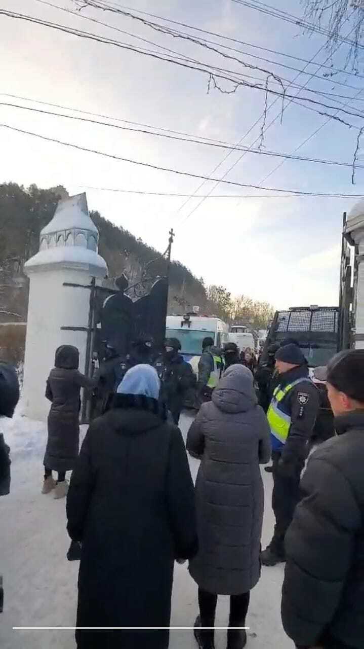 З Кременецького монастиря виселили представників УПЦ МП: ті поскаржилися на