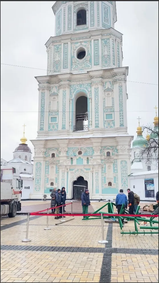 У Києві почали встановлювати головну новорічну ялинку України. Фото і відео dqxikeidqxidqeant
