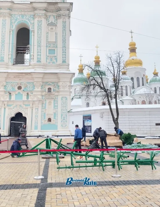 У Києві почали встановлювати головну новорічну ялинку України. Фото і відео
