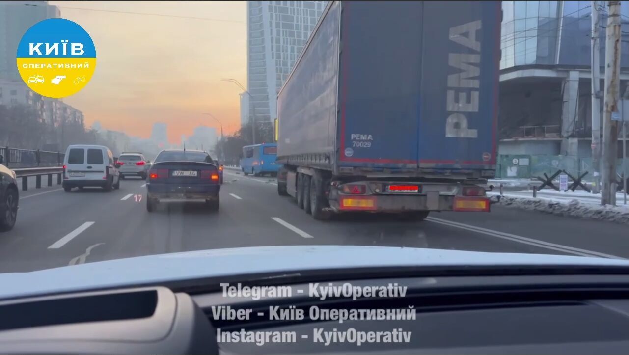 У Києві на Берестейському проспекті сталось кілька ДТП: виник затор, рух тролейбусів заблоковано. Відео dqxikeidqxidqrant