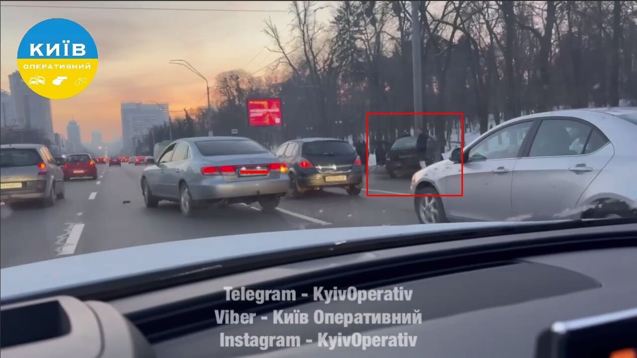 У Києві на Берестейському проспекті сталось кілька ДТП: виник затор, рух тролейбусів заблоковано. Відео