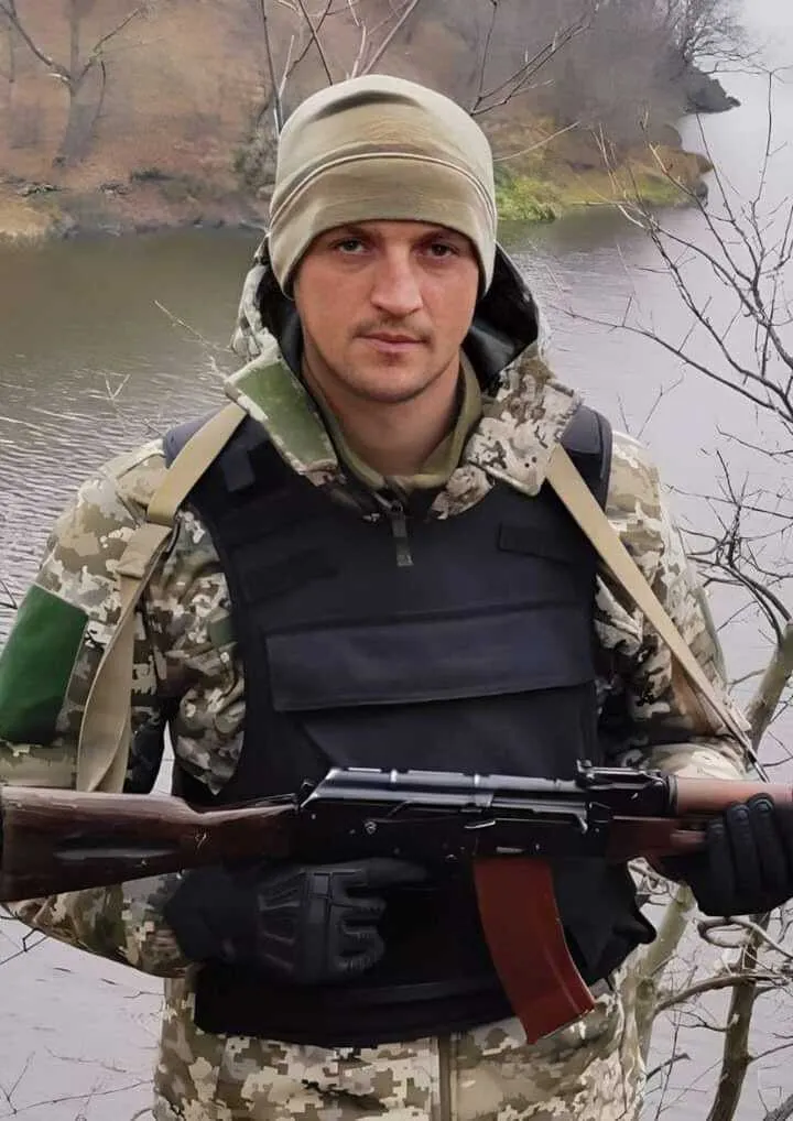 Ему навсегда будет 29: в Прилуках на коленях простились с воином, погибшим за Украину. Фото dqxikeidqxidqrant