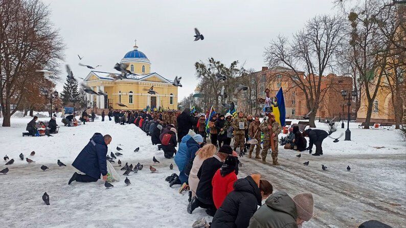 Ему навсегда будет 29: в Прилуках на коленях простились с воином, погибшим за Украину. Фото