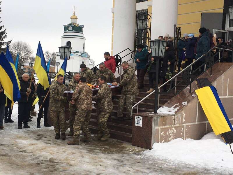 Ему навсегда будет 29: в Прилуках на коленях простились с воином, погибшим за Украину. Фото