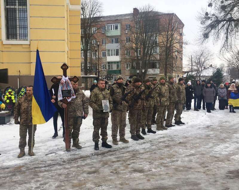 Ему навсегда будет 29: в Прилуках на коленях простились с воином, погибшим за Украину. Фото