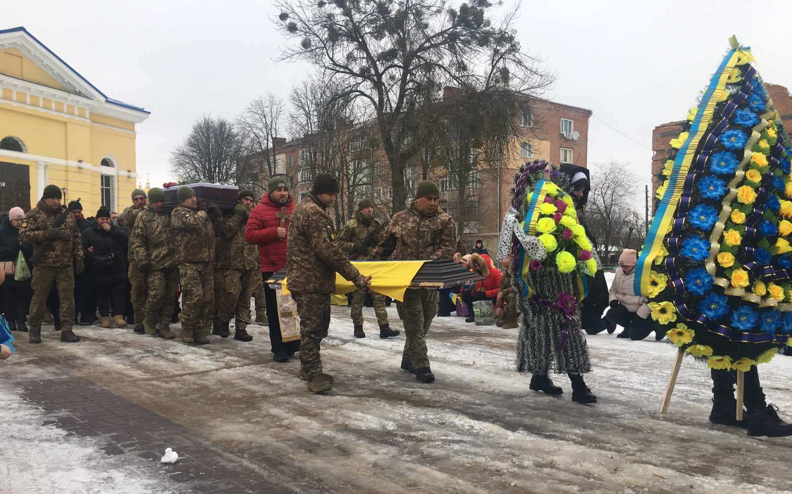 Ему навсегда будет 29: в Прилуках на коленях простились с воином, погибшим за Украину. Фото