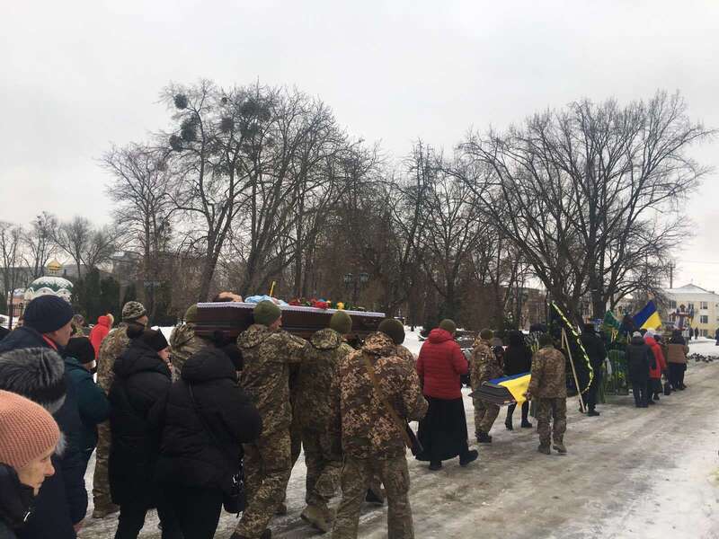 Ему навсегда будет 29: в Прилуках на коленях простились с воином, погибшим за Украину. Фото