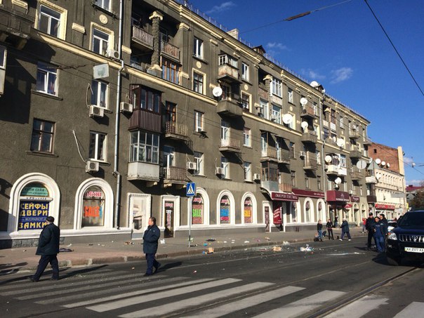 В Харькове афроамериканец устроил« шоу» на балконе: размахивал гениталиями и бросался хламом (ФОТО+ВИДЕО) (фото) - фото 1