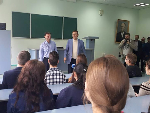 Кандидат в мери Одеси від Саакашвілі похизувався перед студентами в компаніі Ківалова - фото 1 Кандидат в мери Одеси від Саакашвілі похизувався перед студентами в компаніі Ківалова - фото 1 dqxikeidqxidqeant