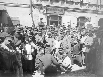 Накануне Первой мировой войны поступления от «казенной винной монополии» были главной статьей российского бюджета (фото из серии «Нижегородские босяки». Перед казенной винной лавкой. 1910-е гг.) Накануне Первой мировой войны поступления от «казенной винной монополии» были главной статьей российского бюджета (фото из серии «Нижегородские босяки». Перед казенной винной лавкой. 1910-е гг.) dqxikeidqxidqeant