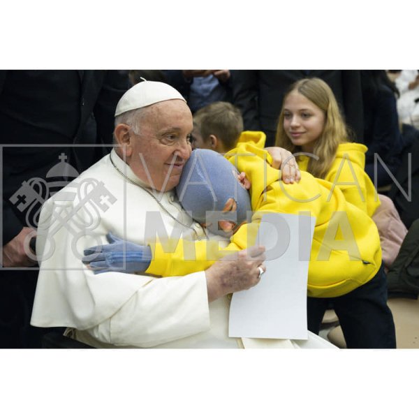 9-летний украинец, пострадавший от ракетного удара ВС РФ, встретился с Папой Римским dqxikeidqxidqrant