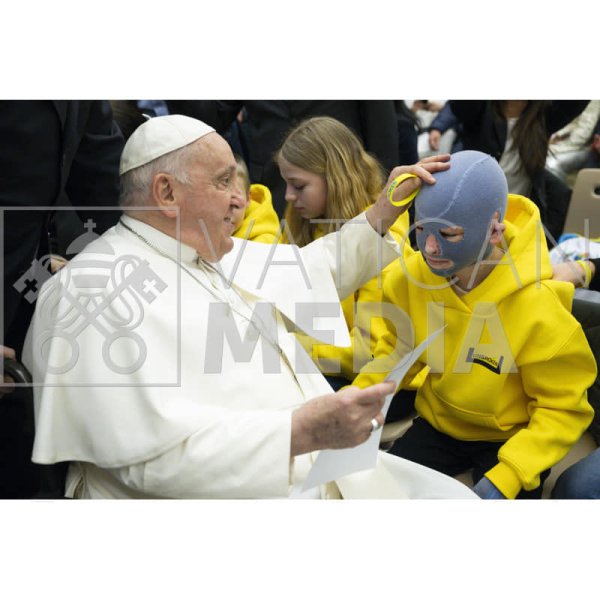 9-летний украинец, пострадавший от ракетного удара ВС РФ, встретился с Папой Римским