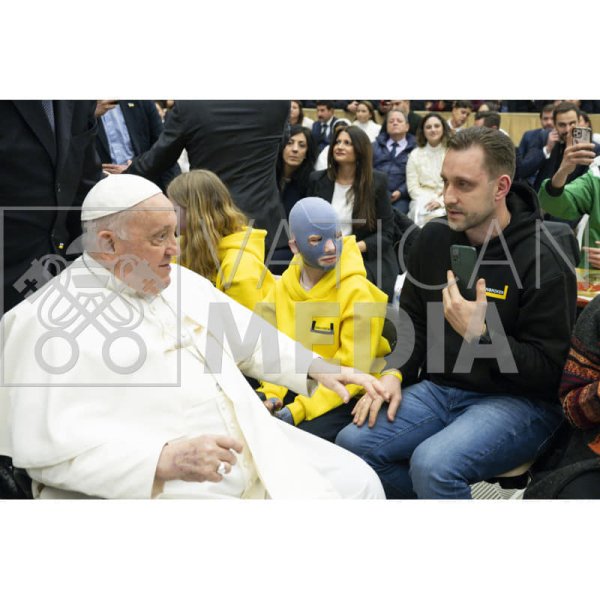 9-летний украинец, пострадавший от ракетного удара ВС РФ, встретился с Папой Римским