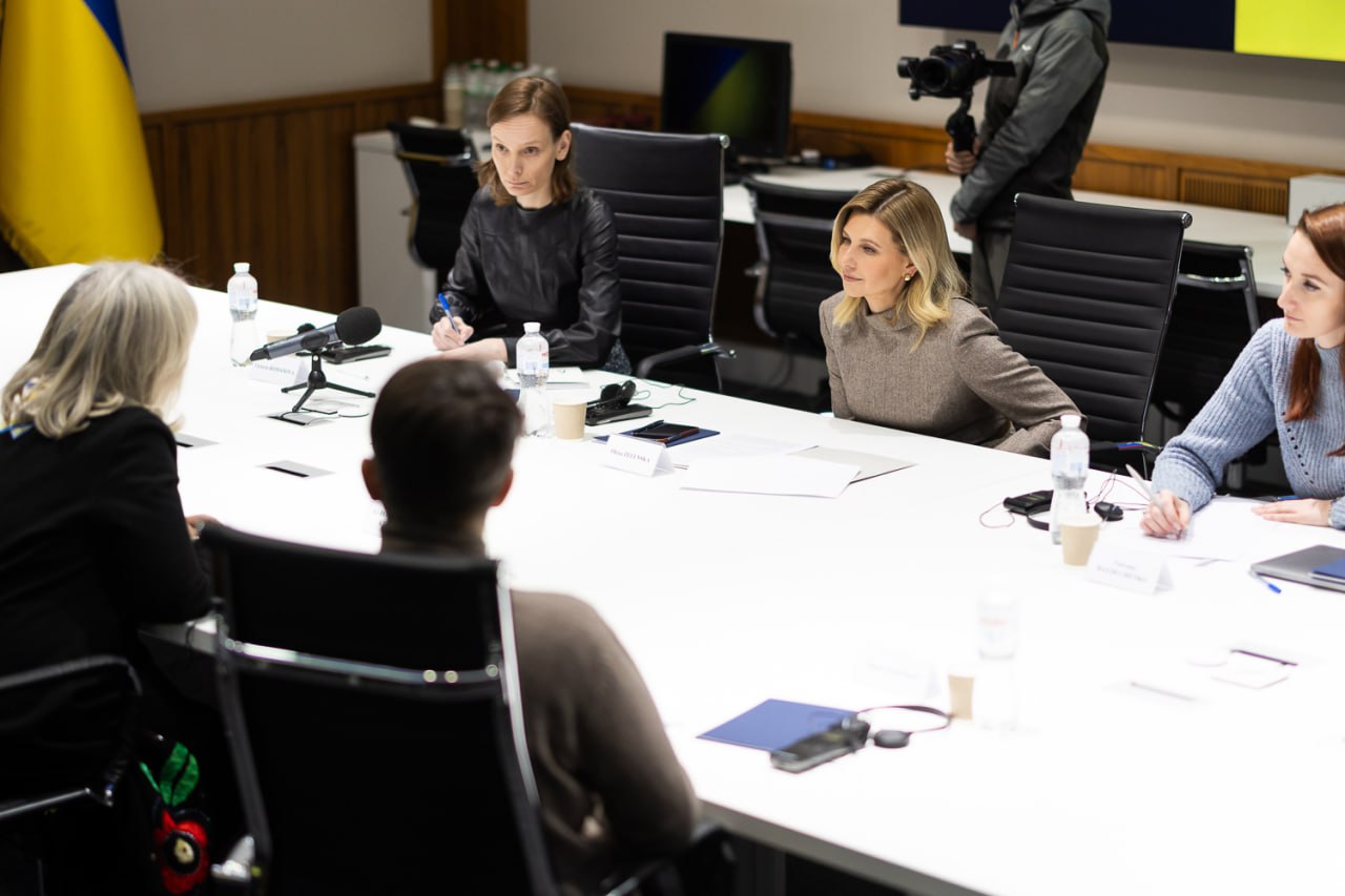 Елена Зеленская поразила новым костюмом с оригинальным воротничком (фото)