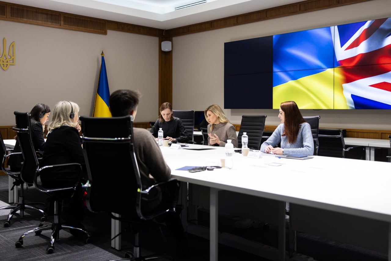 Елена Зеленская поразила новым костюмом с оригинальным воротничком (фото)