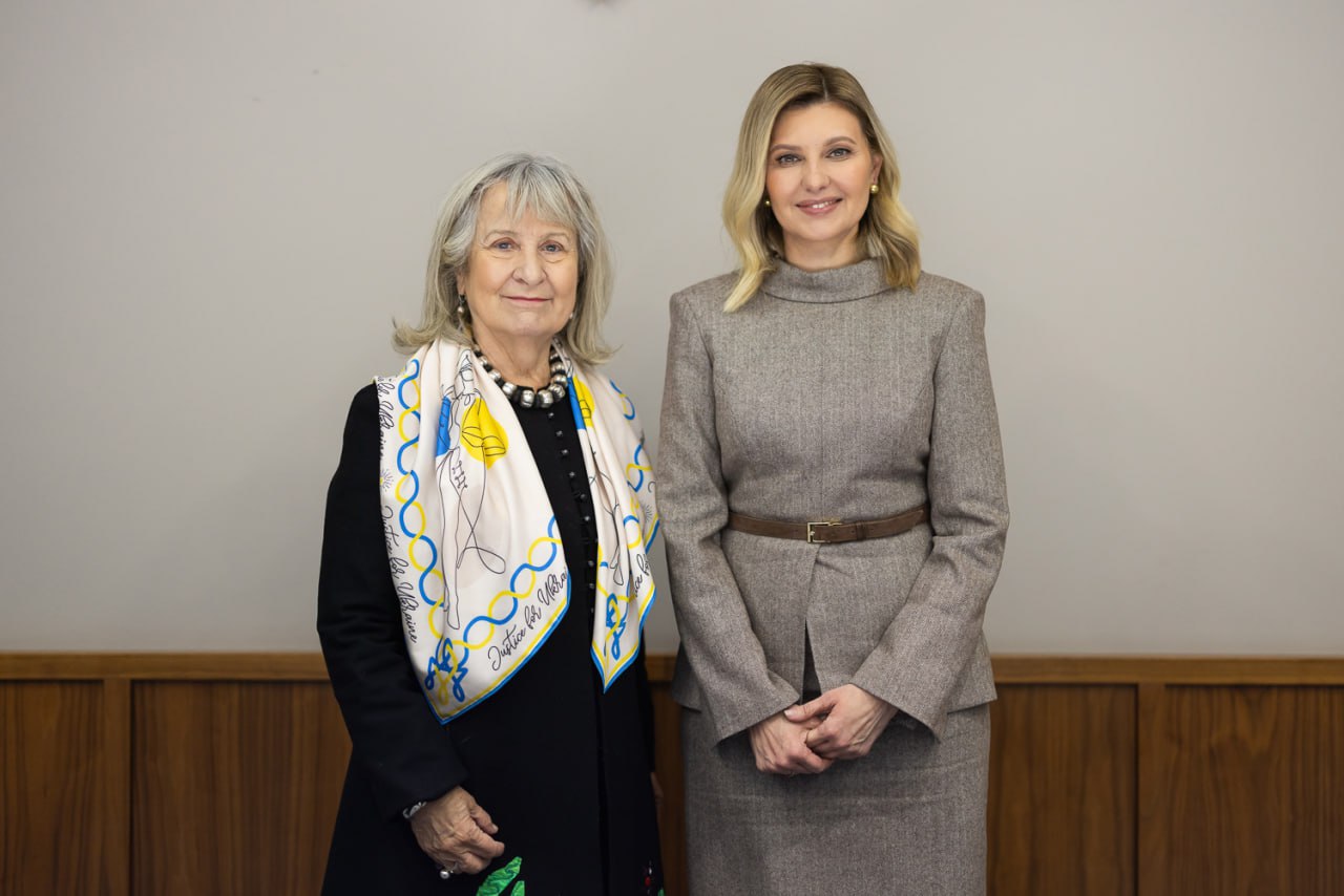 Олена Зеленська вразила новим костюмом з оригінальним комірцем (фото) dqxikeidqxidqrant