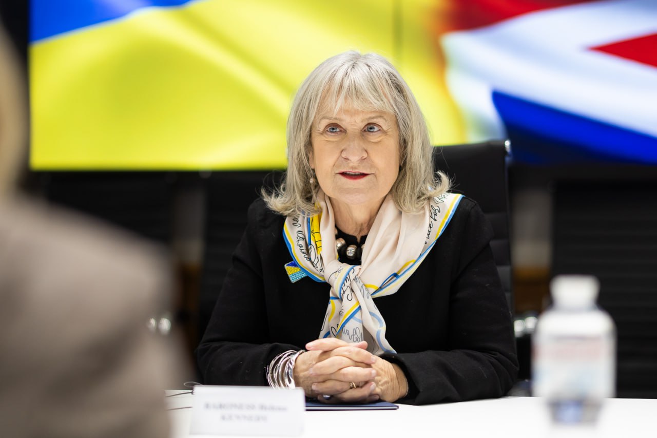 Олена Зеленська вразила новим костюмом з оригінальним комірцем (фото)