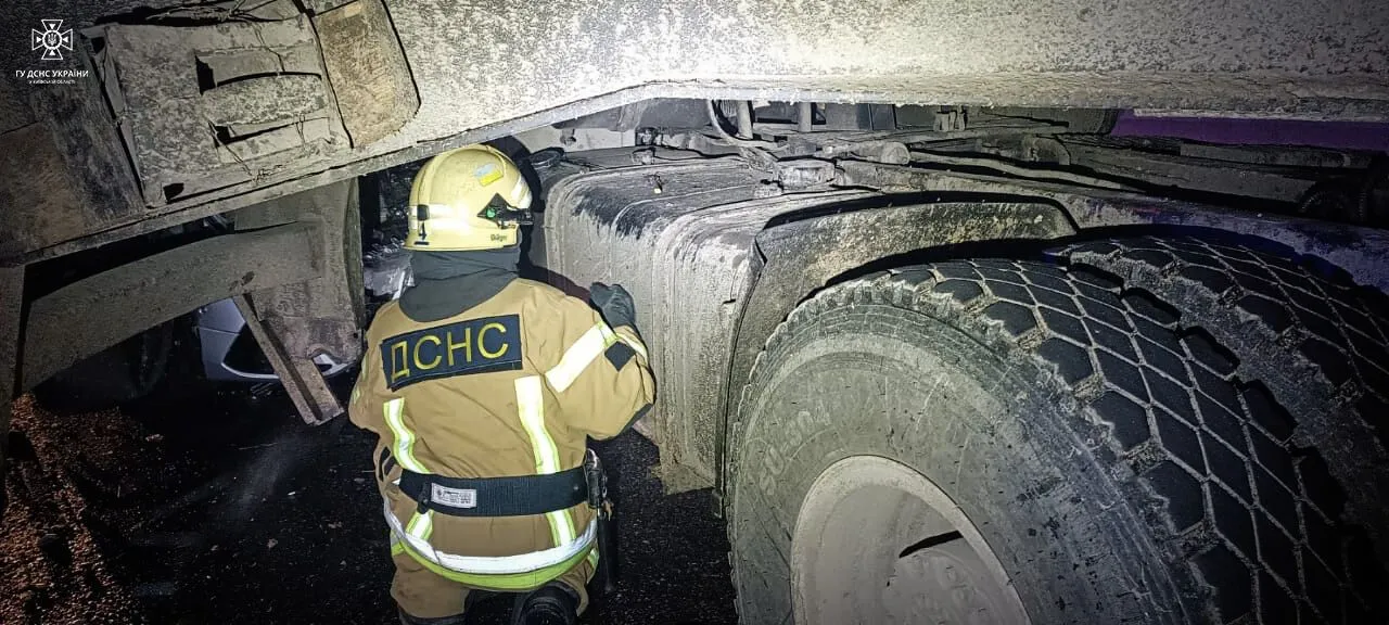 В Киевской области произошло ДТП с участием грузовика и трех легковушек: есть погибший. Фото