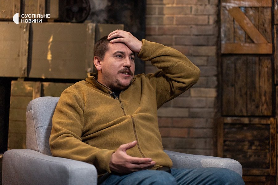 Военнослужащий ВСУ, бывший волонтер Роман Синицын во время интервью Общественному, 27 ноября 2023 года. Фото: Александр Брамский/Общественное dqxikeidqxidqrant