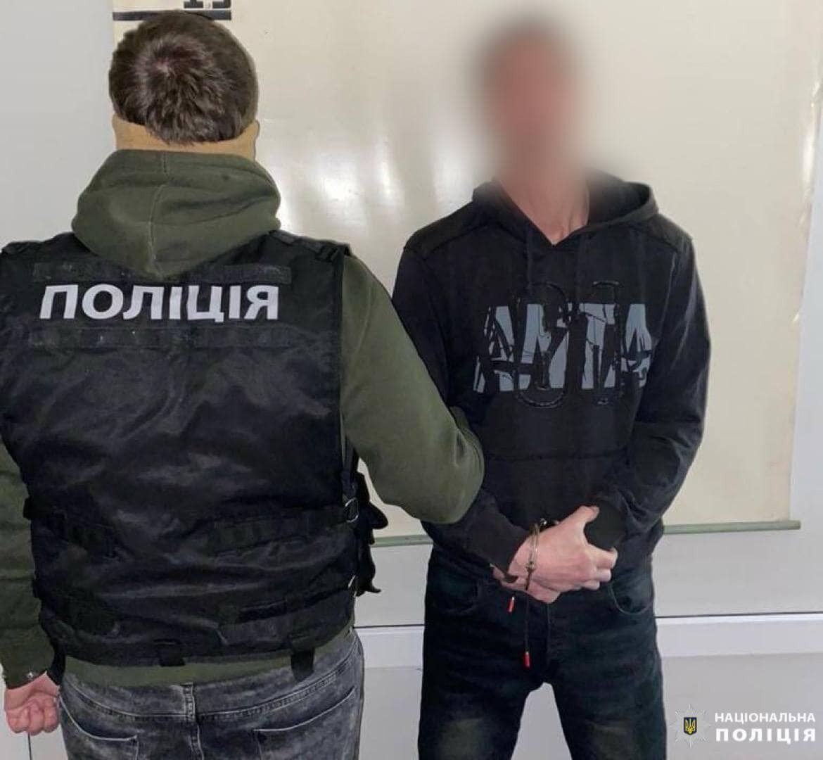 Забрав гроші та золото: на Київщині рецидивіст, погрожуючи ножем, пограбував ломбард. Фото dqxikeidqxiqdzant