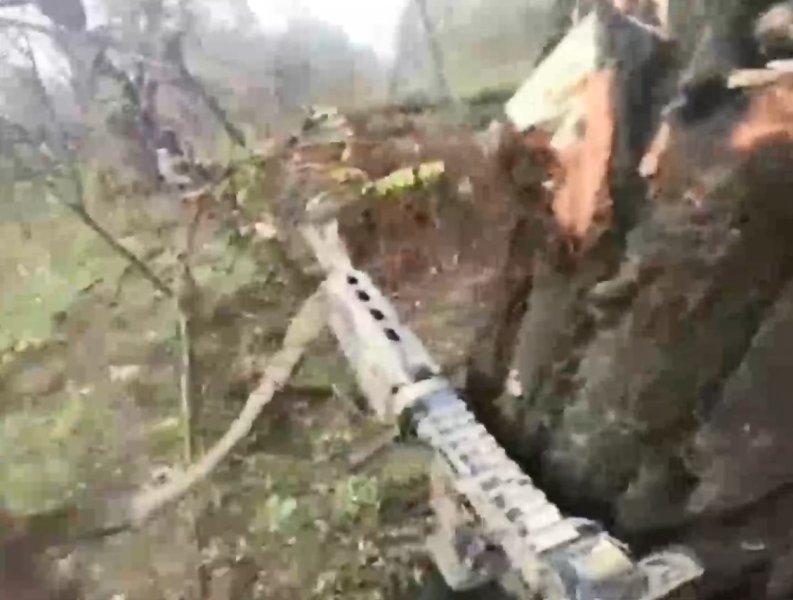 Боєць ЗСУ з автоматом, Кринки