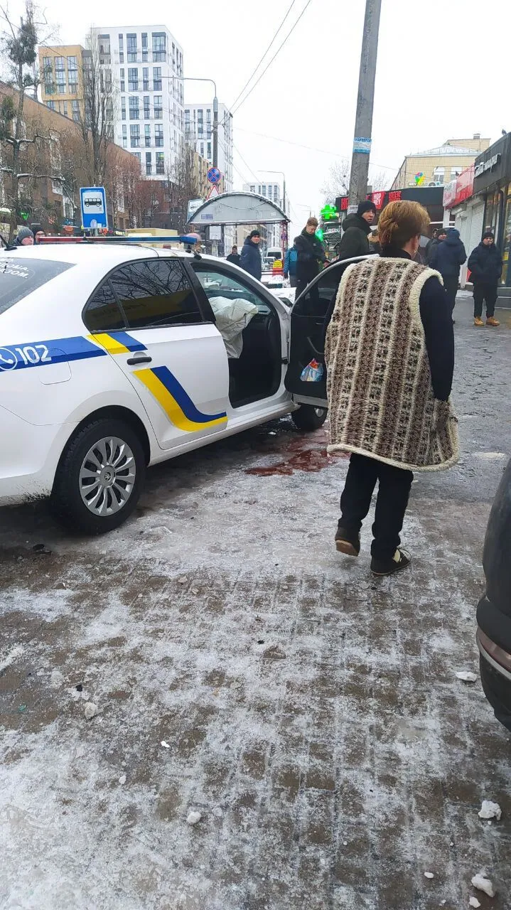 В Киеве столкнулись полицейское авто и легковушка: последний после ДТП въехал в МАФ. Фото