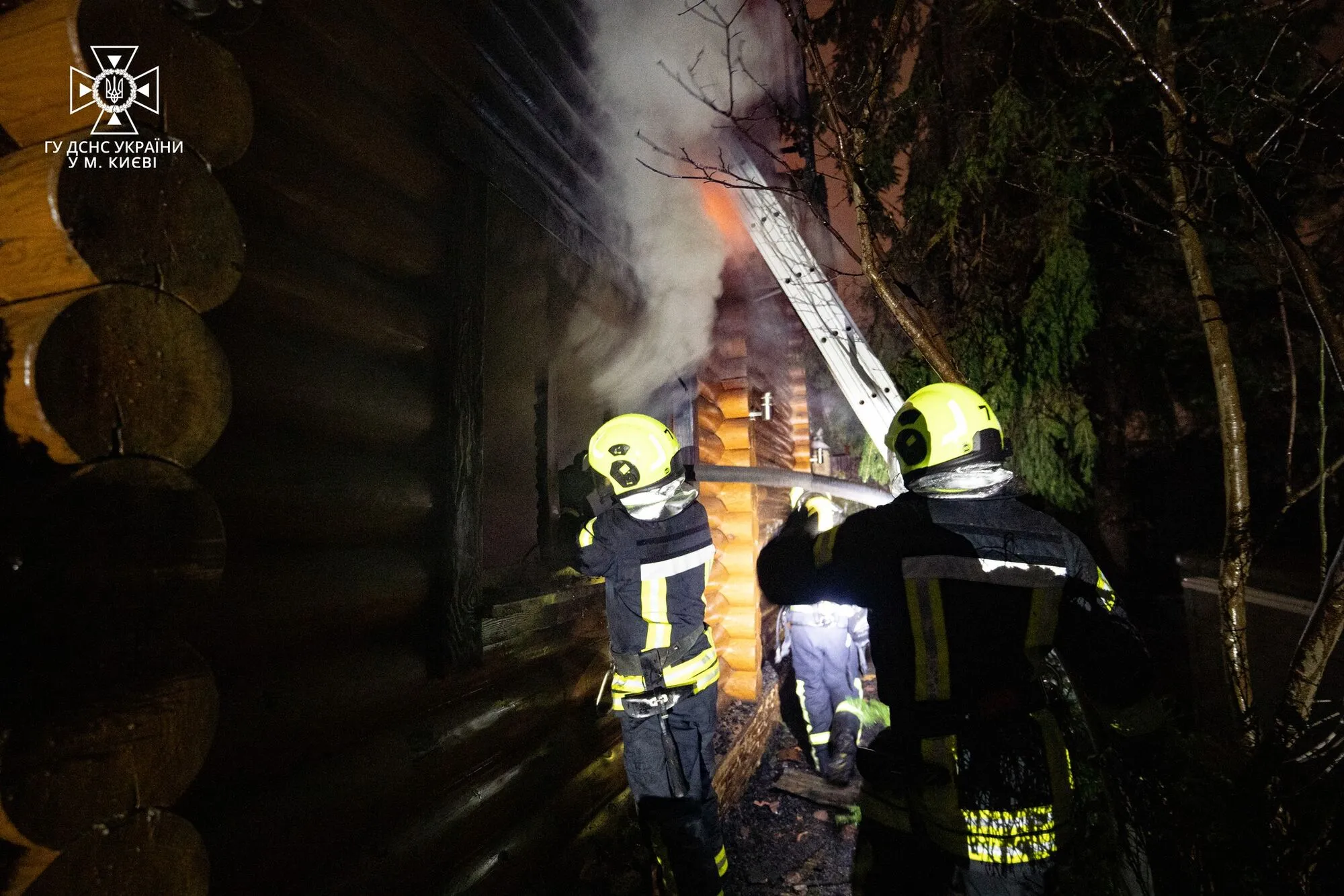 У Києві рятувальники майже дві години гасили масштабну пожежу у приватному будинку. Фото і відео