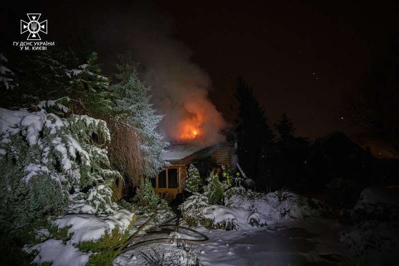 В Киеве спасатели почти два часа тушили масштабный пожар в частном доме. Фото и видео