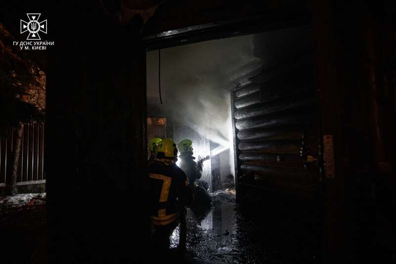 В Киеве спасатели почти два часа тушили масштабный пожар в частном доме. Фото и видео