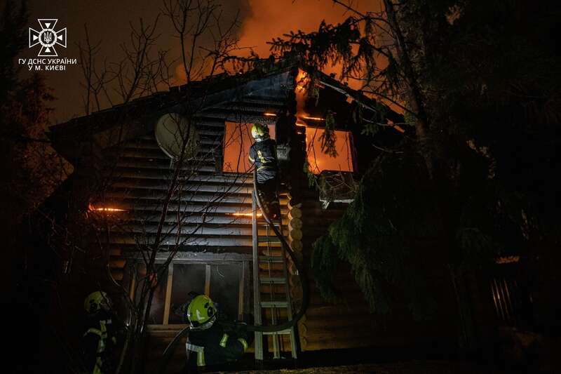 В Киеве спасатели почти два часа тушили масштабный пожар в частном доме. Фото и видео