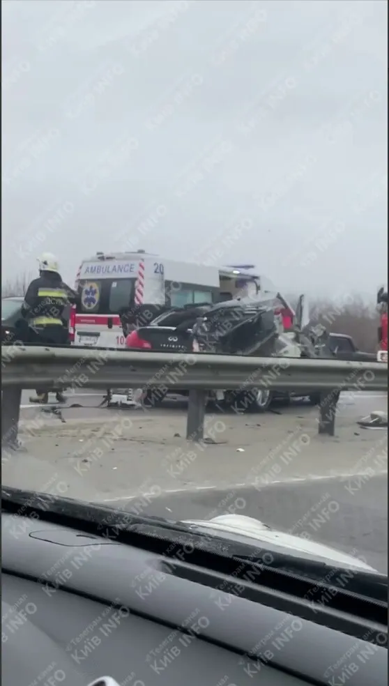 В Киевской области произошла авария с участием грузовика и двух легковушек: есть погибшие. Фото и видео