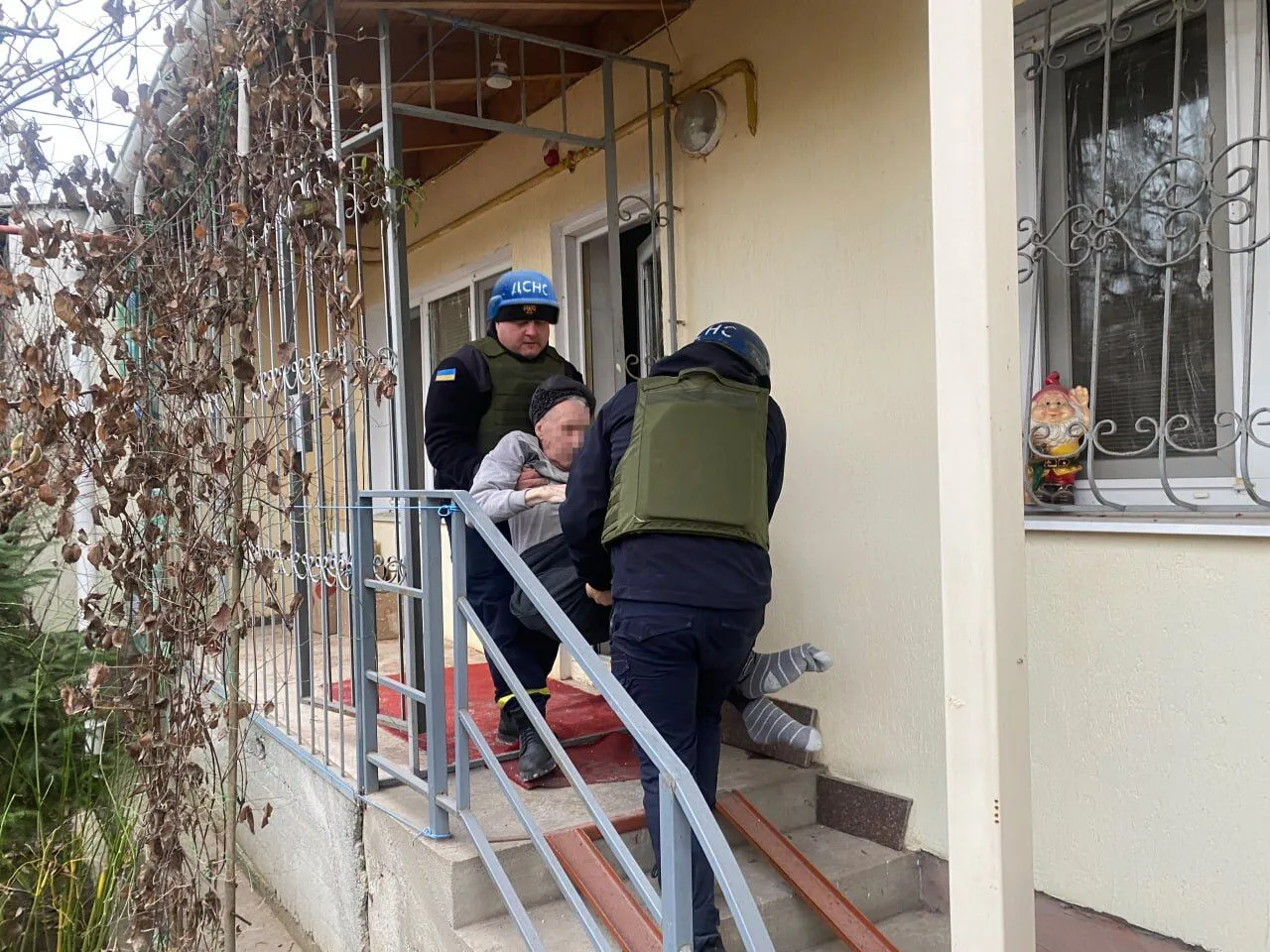 В Никополе в результате вражеского обстрела погибли две женщины, ранены мужчины. Фото