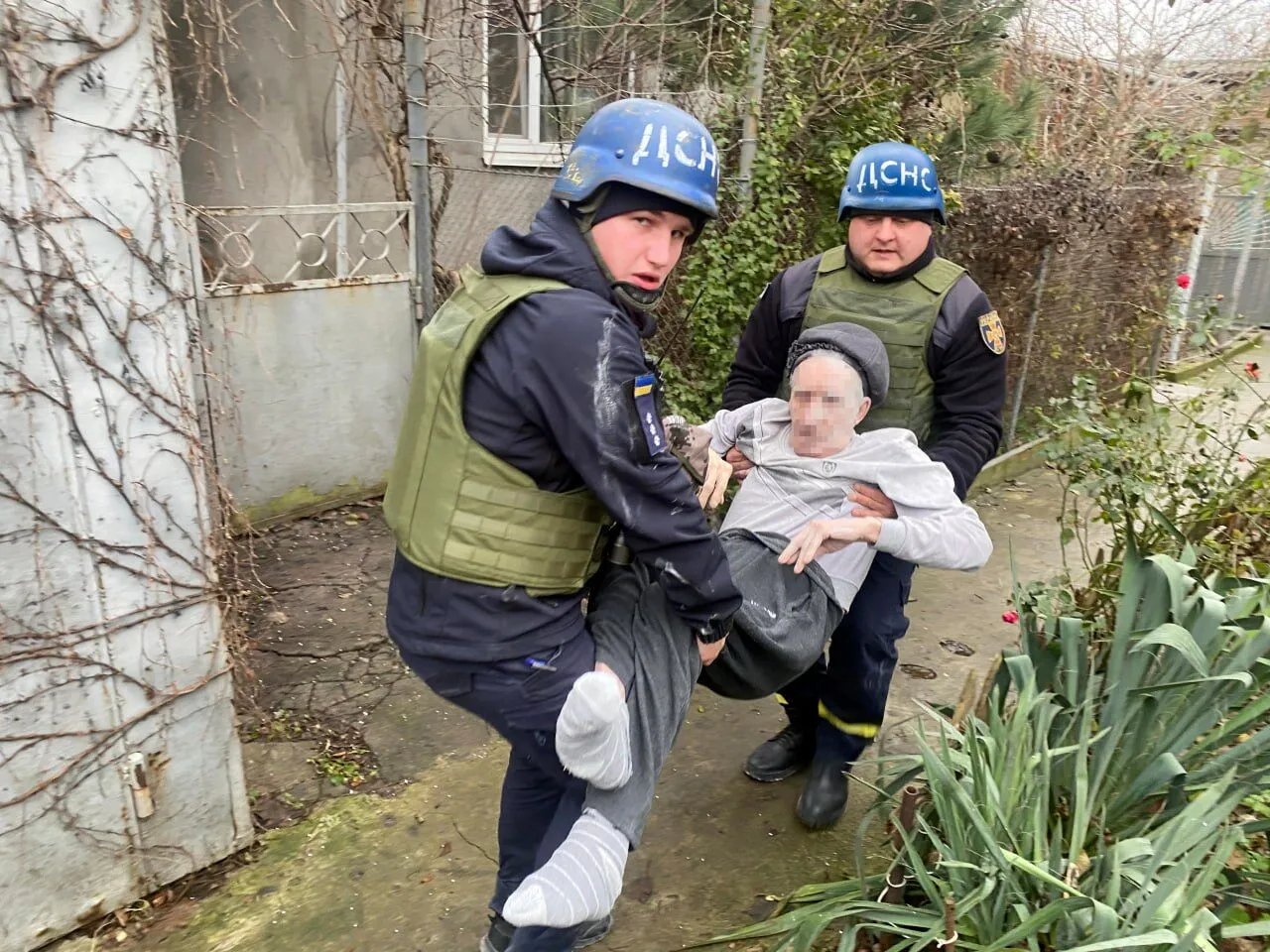У Нікополі внаслідок ворожого обстрілу загинули дві жінки, поранено чоловіка. Фото