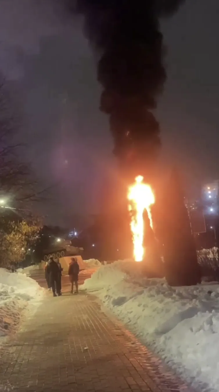 Знак? У російських Хімках згоріла головна новорічна ялинка. Відео dqxikeidqxihhant