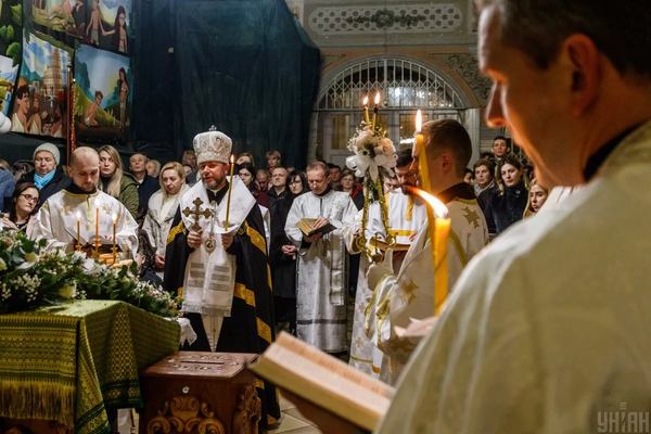 В моем детстве наша семья отмечала Рождество дважды: 25 декабря и 7 января. Так хотела бабушка Анна. Родившаяся в 1887 году, она привыкла варить кутью в декабре. После 1917-го ее агрессивно перевоспитывали. Уже в старости бабушка говорила: «Бог его знает, какая дата Рождества верна. Чтобы греха не набраться, нужно уважать обе». В своей комнате бабушка хранила календари за годы, в которые рождались дети. В календарях за 1912, 1914, 1916, 1925 годы дата 25 декабря всегда выделялась праздничным обрамлением – как выходной день. Бабушка терпеливо объясняла мне о новых и старых календарных стилях: почему у нас есть два Рождества и два Новых года. После смерти бабы Анны мои родители забросили эти календари на чердак, а потом я занесла их в школу как макулатуру. Мама стала варить кутью уже только на 6-7 января, но до Сочельника, 24 декабря, в доме проводили праздничную уборку. А на самые праздничные дни 24 и 25 декабря мама не бралась ни к шитью, ни к стирке, ни к другой работе и повторяла бабушкине: «Бог его знает, какая дата Рождества верна». 24 декабря 2022 года внуки наварили моей маме углу и устроили Сочельник — тогда ПЦУ разрешила верующим праздновать Рождество в декабре, если они пожелают. Правда, 6 января 2023 мы снова варили кутью и снова был Сочельник — «на всякий случай», как сказала моя мама. Она со своей привычкой «двух Сочельников и двух Новых лет» умерла в апреле, а 1 сентября 2023 вступил в силу новый церковный календарь Православной церкви Украины: датой Рождества Христова в нем утверждалось 25 декабря, а 7 января перестало быть днем религиозного праздника и выходным. Отпала и потребность в Старом Новом году. То есть за сто лет перипетии с датой празднования Рождества прошли по кругу, и украинцы через возраст блуждания окольными путями вернулись к своим традициям. «На сегодняшний день в Украине лишь отдельные приходы не перешли на празднование Рождества по новому календарю. Их чуть больше 120 из более 8000», — рассказал мне протоиерей Александр Трофимлюк, доктор богословских наук и глава календарной комиссии ПЦУ. Вместе с отцом Александром и профессором Острожской академии, историком Андреем Смирновым hromadske разбиралось, как в Украине изменялись даты празднования Рождества, чему сейчас ПЦУ предпочла 25 декабря и означает ли эта дата, что украинские православные христиане теперь должны перенимать традиции празднования Рождества. Зачем Богу день рождения Долгое время христиане отмечали Рождество как один из аспектов Богоявления – 6 января. То есть Рождеством Иисуса считался день его крещения в реке Иордан, когда он явился людям как помазанник Божий и спаситель. Но постепенно Рождество начали праздновать отдельно от Богоявления. «Если бы Христос родился как обычный человек, он не мог бы спасти человечество. Для нас важно, что Иисус – это богочеловек, он воплотился, а не родился, пришел в мир, чтобы спасти каждого из нас. Поэтому идея физического воплощения Бога чрезвычайно важна в христианстве, ведь она связана с идеей спасения человека. Мы празднуем не дату, а событие Рождества», – объясняет отец Александр. Впрочем, для празднования события необходима была определенная дата календаря. В Евангелиях от Матфея и от Луки не указан конкретный день рождения Иисуса. Отмечается только, что он родился в Вифлееме во время правления царя Ирода. Решение об отделении праздника Рождества от Богоявления и о награждении его именно 25 декабря было принято на Эфесском (Третьем Вселенском) церковном соборе в 431 году. «Эта дата условна. Возможно, за Рождеством закрепилась именно она, потому что 25 декабря после зимнего солнцестояния начинает увеличиваться светлая часть суток. А мы чтим Христа как свет истины. А может быть, потому, что этот праздник возник в противовес языческому празднику поклонения Солнцу, который тоже отмечался 25 декабря», — говорит отец Александр. Даже состоявшийся в 1054 году раскол христианской церкви на православную (Восточную) и католическую (Западную) не изменил дату празднования Рождества. На сегодняшний день только Армянская апостольская церковь отмечает Рождество 6 января — в день Богоявления. Рождественская служба в греко-католическом Крестовоздвиженском кафедральном соборе Немеш Янош / УНИАН Как появилась дата 7 января Во время рождения Христа во всем тогдашнем цивилизованном мире действовал юлианский календарь, который римский консул Юлий Цезарь ввел с 1 января 45 года до Рождества Христова. Итак, когда христианская церковь избрала 25 декабря как дату празднования Рождества, она сделала это по юлианскому календарю. «В 988 году, окрестив Русь, князь Владимир присоединил ее к цивилизованному миру. Вместе с христианством мы переняли в Византии и дату Рождества — 25 декабря по юлианскому календарю», — говорит доктор исторических наук, профессор Андрей Смирнов. С течением времени разногласия между юлианским календарем и астрономическим солнечным годом росли все больше. В 1582 году Папа Римский Григорий XIII приказал подкорректировать юлианский календарь — так появился григорианский календарь, который сначала распространился в католических странах, а затем и по всему миру, став в конце концов универсальным. По григорианскому календарю Рождество продолжили отмечать именно 25 декабря - эта дата не изменилась после корректировки, поскольку была определена Вселенским церковным собором. Григорианский календарь был значительно точнее, чем юлианский: если по юлианскому каждые 400 лет теряется более 3 дней, то по григорианскому — только 0,1 дня. Для любого события с 1901 по 2099 год его дата по юлианскому календарю отстает от даты по григорианскому на 13 дней. Польша, в состав которой длительный период принадлежала Правобережная Украина, еще в XVI веке перешла на григорианский календарь и в светской, и в церковной жизни. Но украинские греко-католики и православные в Галиции придерживались юлианского церковного календаря — для них это был один из способов сохранения своей идентичности, сопротивления латинизации и сообщению. Украинцы, находившиеся под властью Российской империи, также продолжали использовать юлианский календарь. Так продолжалось до 1918 года, когда Украинская Народная Республика приняла закон «О заведении на Украине исчисления времени по новому стилю и переводу часов на среднеевропейское время». Согласно закону, в 1918 году после 15 февраля сразу наступило 1 марта. Большевики в Москве тоже перешли на григорианский календарь (так называемый новый стиль): после 31 января 1918 г. в советской России наступило 14 февраля. «На территории Украины светская жизнь с 1918 года шла по григорианскому календарю, а церковная — по юлианскому: 25 декабря церковному юлианскому календарю стало 7 января по светскому григорианскому календарю. Соблюдение юлианского календаря было своеобразной оппозицией церкви новой власти. Так возникла путаница. Но следует отметить: никто в 1918 году не переносил дату празднования Рождества, просто изменился светский календарь, который церковь не приняла. Большевистские атеистические власти сначала еще разрешали религиозные праздники: с 1918 по 1923 год в советских календарях датой Рождества и выходным днем было 7 января. В 1923 году большевистское правительство приняло постановление, согласно которому выходные дни на Рождество переносились с 7 и 8 января на 25 и 26 декабря. В 1929 году Москва решила, что достаточно уже заигрывать с верующими — Совнарком СССР своим постановлением вообще отменил выходные на Рождество. Однако православная церковь продолжала отмечать его 7 января, потому что именно на этот день приходилось 25 декабря по юлианскому календарю. Новый год по юлианскому календарю стали отмечать соответственно 14 января. Так появился праздник-оксюморон под названием Старый Новый Год», – объясняет профессор Андрей Смирнов. После обретения Украиной независимости в 1991 году 7 января сохранилось как дата празднования: многие годы именно она соблюдалась и в Украинской православной церкви Киевского патриархата, и в УПЦ московского патриархата, и в Украинской греко-католической церкви. Украина выбрала новоюлианский календарь Все православные церкви мира до 1923 года жили по юлианскому календарю. В 1923 году тогдашний Вселенский патриарх Мелетий IV созвал конгресс православных восточных церквей. На этом собрании решили реформировать календарь: переходить на григорианский от католического Папы не хотелось, соблюдать устаревший юлианский было уже невозможно — так возник новоюлианский календарь, на который с 1 января 1924 года перешло большинство православных восточных церквей (русская православная церковь, а с ней и православные) украинцы тогда остались на юлианском). Новоюлианский календарь разработал сербский астроном Милутин Миланкович. Этот календарь стал в разы точнее старого юлианского, на него постепенно перешли 10 из 16 поместных автокефальных восточных православных церквей: Константинопольский, Александрийский, Антиохийский патриархаты, Румынская православная церковь, Болгарская православная церковь, церковь Греции и т.д. На новоюлианский календарь перешли Православная церковь Украины и Украинская греко-католическая церковь. Иерусалимская, русская, Грузинская, Сербская и Польская православные церкви продолжают использовать старый юлианский календарь. 18 октября 2022 года ПЦУ разрешила своим прихожанам провести рождественское богослужение 25 декабря по новому лианскому календарю — как эксперимент. Официально на новоюлианский календарь украинские православная и греко-католическая церкви перешли с 1 сентября 2023 года по решению Архиерейского собора ПЦУ и Архиерейского Синода УГКЦ. Только Пасхалии в украинских церквях восточного обряда будут определять по юлианскому календарю. «Реформа церковного календаря в Украине созрела уже очень давно. Ведь разногласия в светском и церковном календарях порождают в обществе определенные противоречия. ВТО перешла на новый календарь — и в этом нет ничего еретического. Поскольку сам переход не имеет никакого сакрального содержания, это, по большому счету, технический вопрос. Мы очень осторожно подходили к календарной реформе, потому что не хотели спровоцировать раскол среди верующих, не хотели никаких манипуляций. русская агрессия поспособствовала тому, что переход на новый календарь произошел безболезненно. Прихожане активно выступали за календарную реформу, потому что им самим хотелось отделиться от русской церкви. Но первоначальный смысл календарной реформы не в разграничении с москвой, а в здравом смысле. Мы просто согласовали церковный календарь со светским и сняли все противоречия между ними. Еще несколько следующих веков наш светский календарь (григорианский) будет совпадать с церковным новоюлианским. Это, по меньшей мере, очень удобно для верующих», — замечает протоиерей отец Александр. Он также отмечает, что нет «нашего» и «польского» или «католического» Рождества. Есть Рождество Спасителя Иисуса Христа – праздник, общий для всех христиан. Празднование 25 декабря не означает, что ВТО «покатоличилась» и хочет переходить на западный обряд. Это только согласование календаря с реалиями жизни и христианского мира. dqxikeidqxidtant