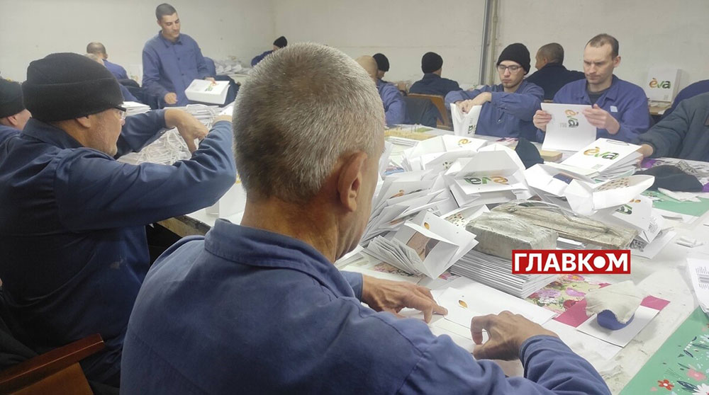 В начале великой войны пленные россияне выполняли несколько примитивную работу, в частности склеивали подарочные пакеты. Сейчас у них есть заказы от бизнеса на изготовление деревянных паллетов.