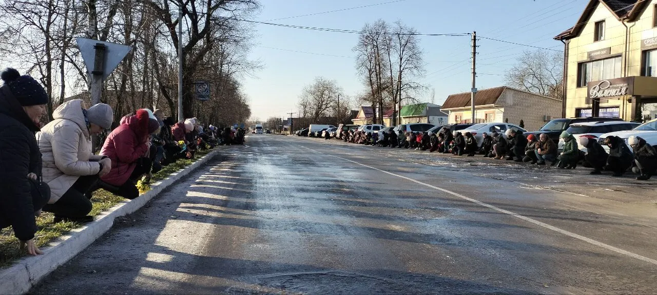 Загиблого військовослужбовця зустрічали навколішки dqxikeidqxidqeant