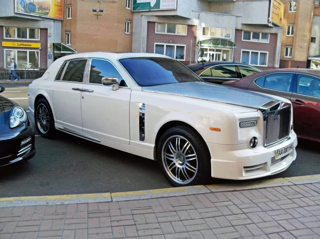 В Братиславе засветился редкий Rolls-Royce Phantom на киевских номерах: известно об авто. Фото