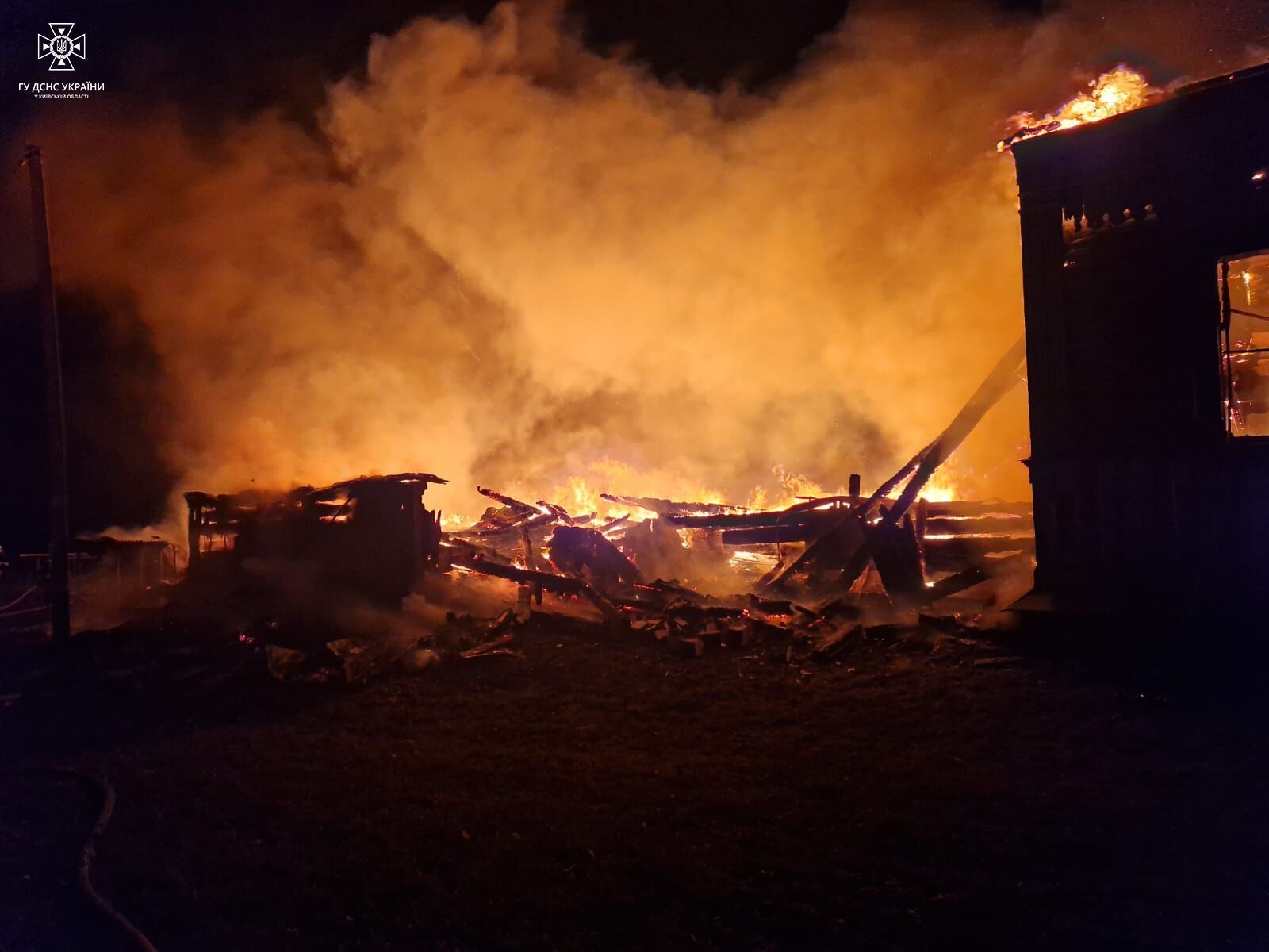 На Київщині горів старовинний храм, якому майже 130 років. Фото