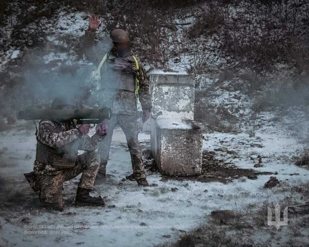 Настоящее искусство огня: в ВСУ показали, как осваивают принципы работы огнеметов. Фото dqxikeidqxiuuant