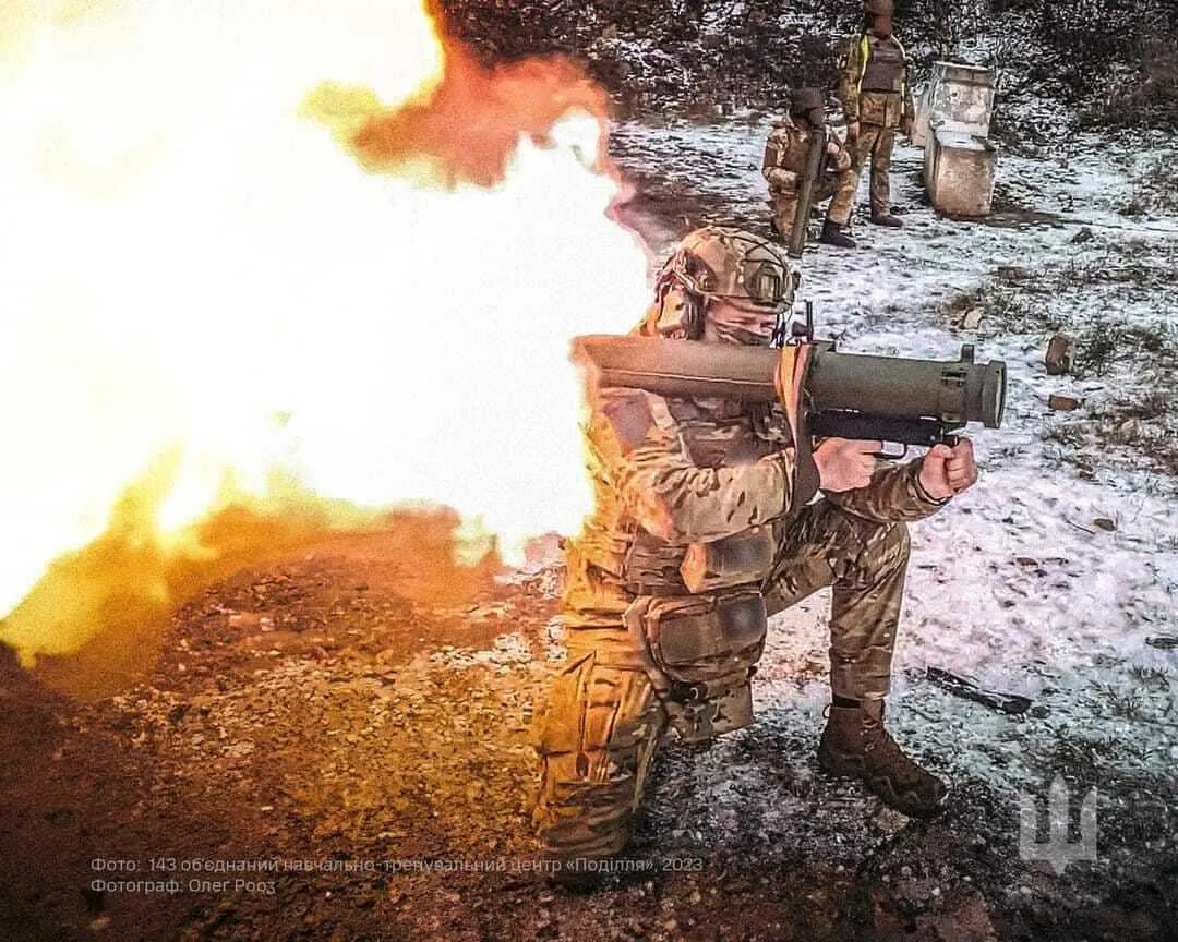 Настоящее искусство огня: в ВСУ показали, как осваивают принципы работы огнеметов. Фото