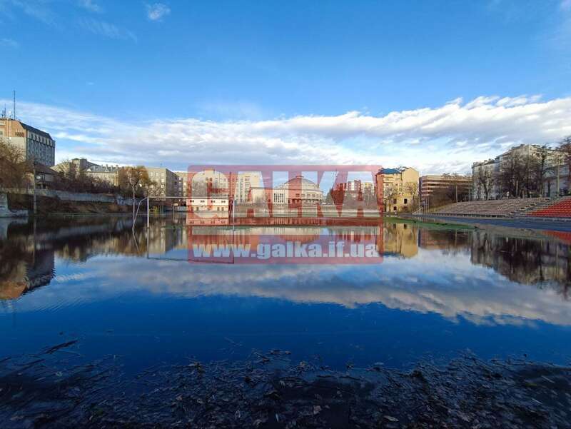 В Івано-Франківську стадіон перетворився на озеро: комунальники тиждень не реагували на витік води. Фото і відео dqxikeidqxidqrant