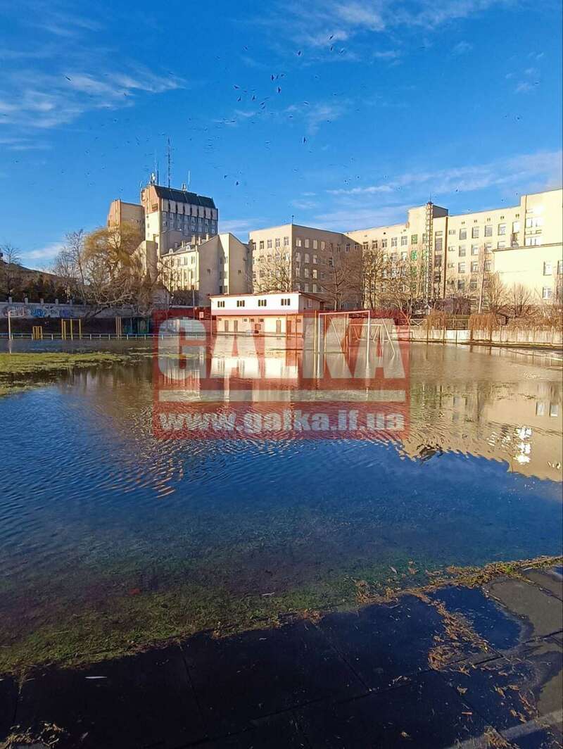 В Івано-Франківську стадіон перетворився на озеро: комунальники тиждень не реагували на витік води. Фото і відео