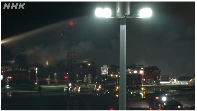 У Токіо під час посадки спалахнув літак із сотнями пасажирів на борту. Відео