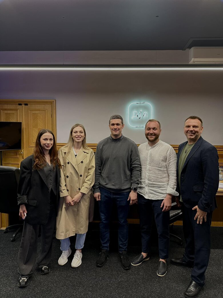  ,  ’   :    ̳     $500  11