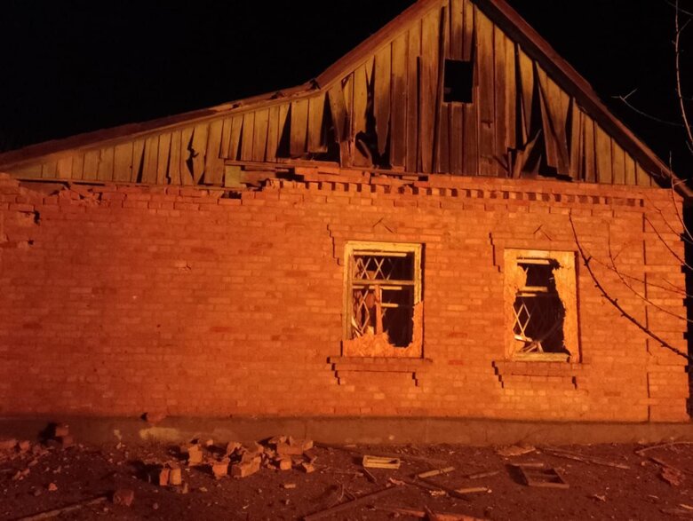 Ночью россияне ударили из артиллерии по Никополю: повреждены дома, газопроводы и ЛЭП. Без света почти 1,5 тыс. семей 01 dqxikeidqxidqeant