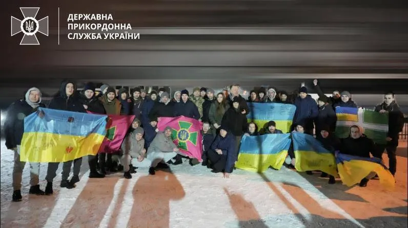 Обійми і сльози щастя: у ДПСУ показали емоційні фото прикордонників, звільнених з російського полону
