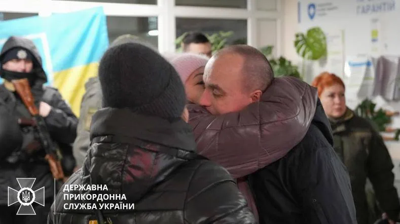 Обійми і сльози щастя: у ДПСУ показали емоційні фото прикордонників, звільнених з російського полону dqxikeidqxidqeant