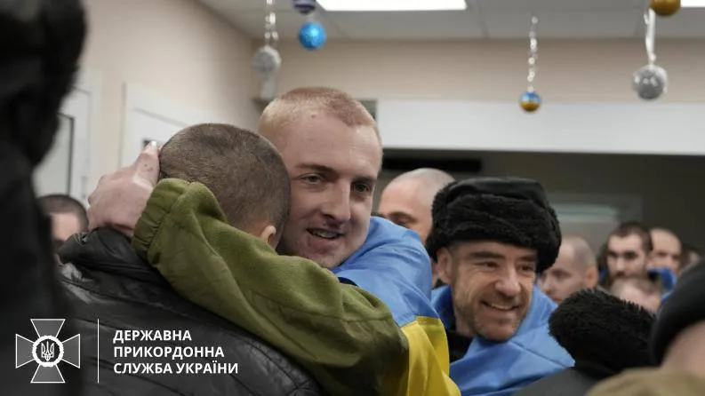Обійми і сльози щастя: у ДПСУ показали емоційні фото прикордонників, звільнених з російського полону