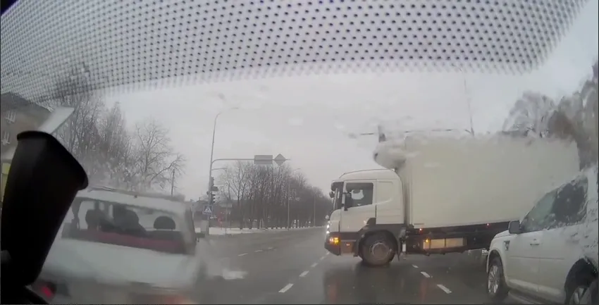 На Київщині ВАЗ зіткнувся з легковиком, а потім в’їхав у машину поліції: ДТП зафіксувала камера. Відео